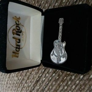 Hard rock cafe guitar pin